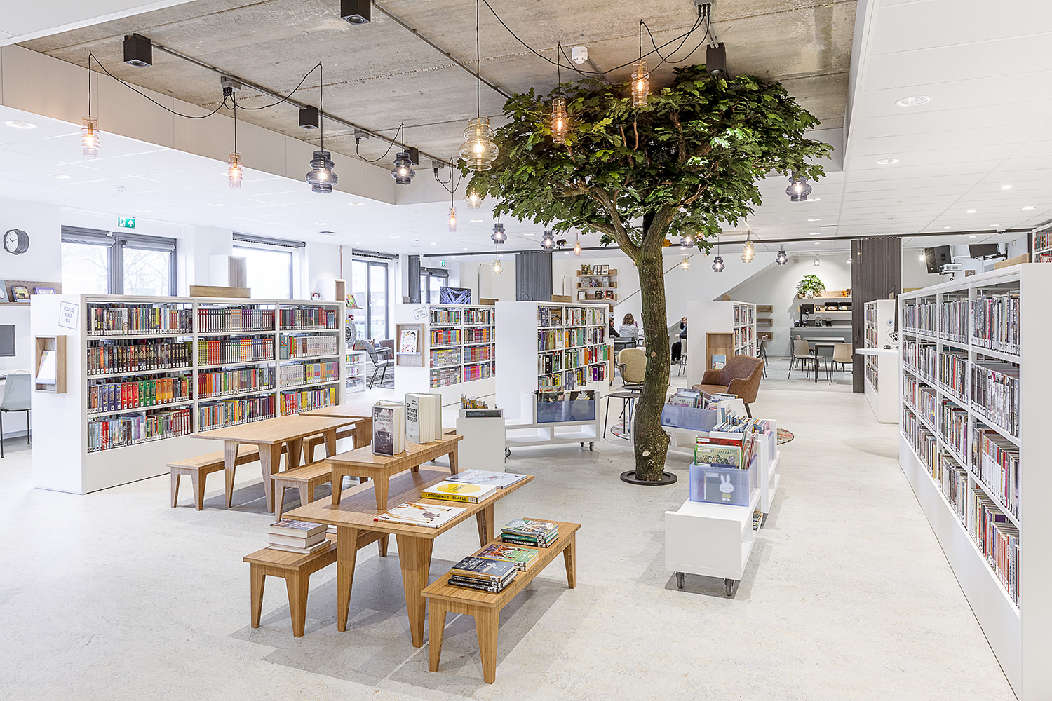 Grote kunstboom voor binnen - Bibliotheek den Haag