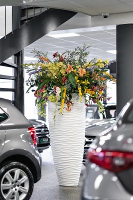 Kunstbloemen in Autoshowroom roks